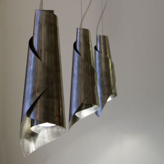 Hanglampen design. Design hanglampen en moderne lampen in de woonkamer, in een hal, serre of eetkamer. Roestvrij staal hanglampen messing design.